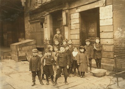 Kinder vor einem Kino bei Nacht, 1910 von Lewis Wickes Hine